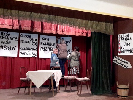 Záběry z generálky – věšíme osvětové plakáty