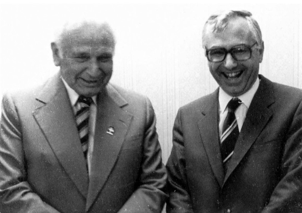 V roce 1975 s profesorem Ephraimem Kacirem (Katchalskim), v letech 1973 a� 1978 prezidentem Izraele. Zdroj: https://www.zvicinatv.cz/historie/osobnosti/em-univ-prof-rndr-karel-martinek-drsc.html Zvi�inaTV.cz